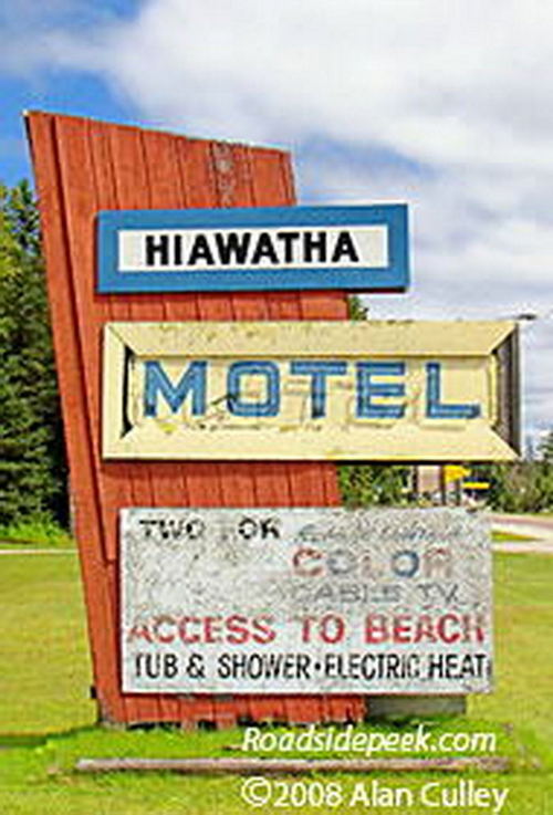 Hiawatha Motel - Sign Photo From Roadside Peek And Alan Culley (newer photo)